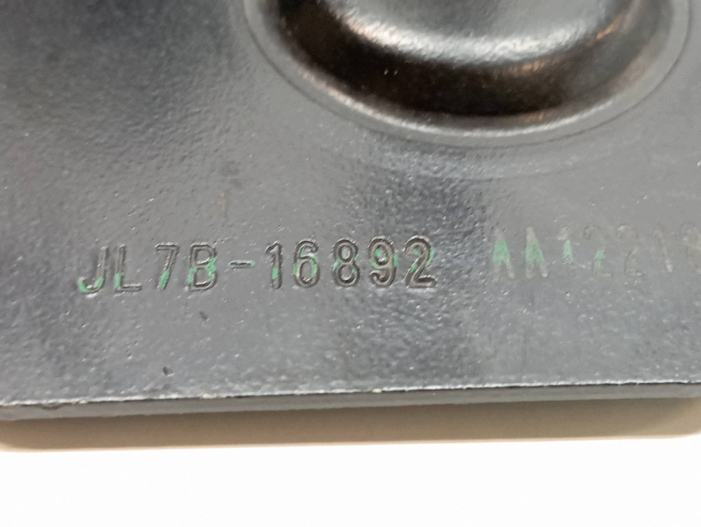 serrure capot JL7B16892 Lincoln Navigator IV (2017-2024)