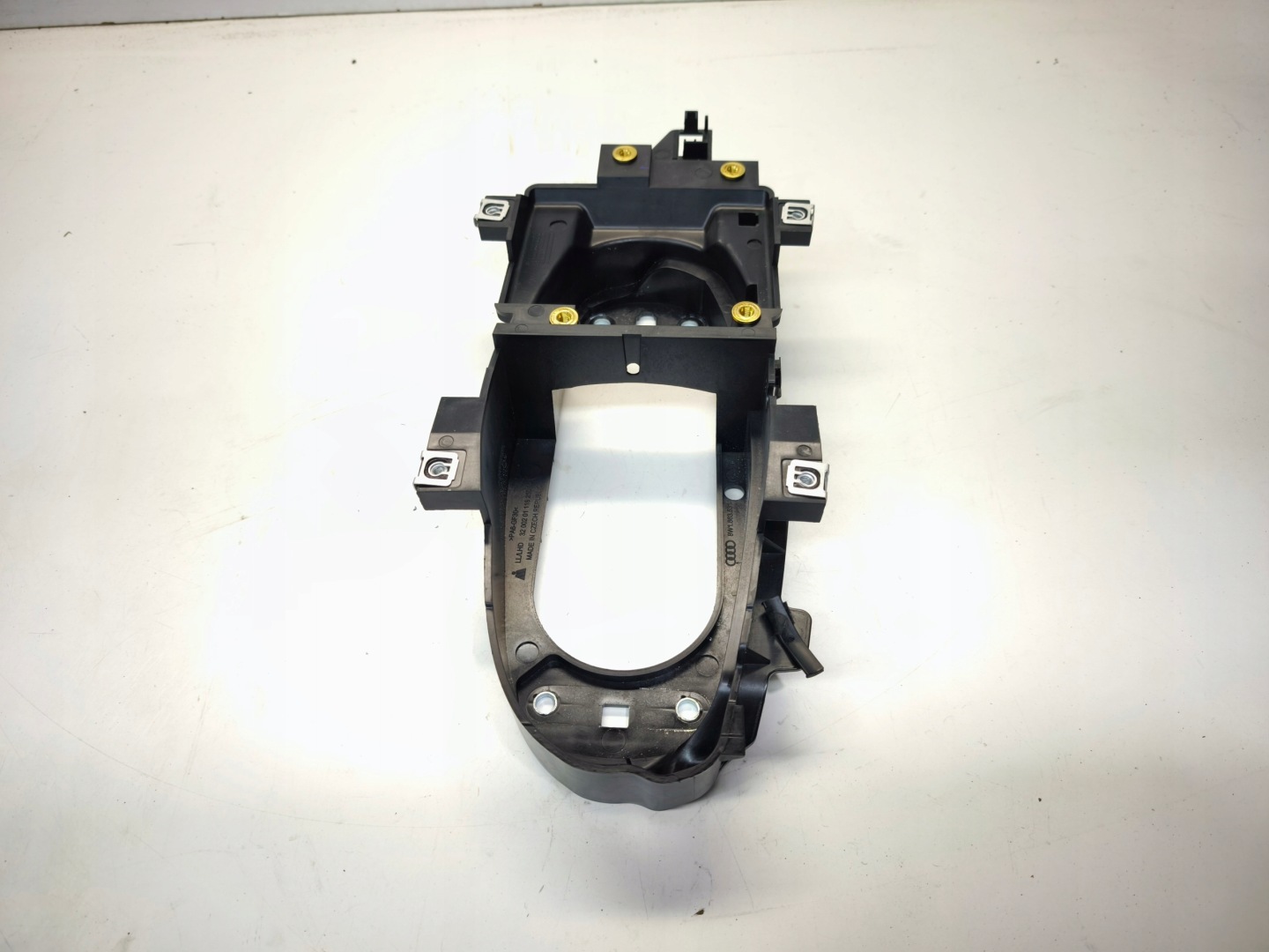 holder bracket TUNELU SRODKOWEGO AUDI A4 B9 8W1863531A