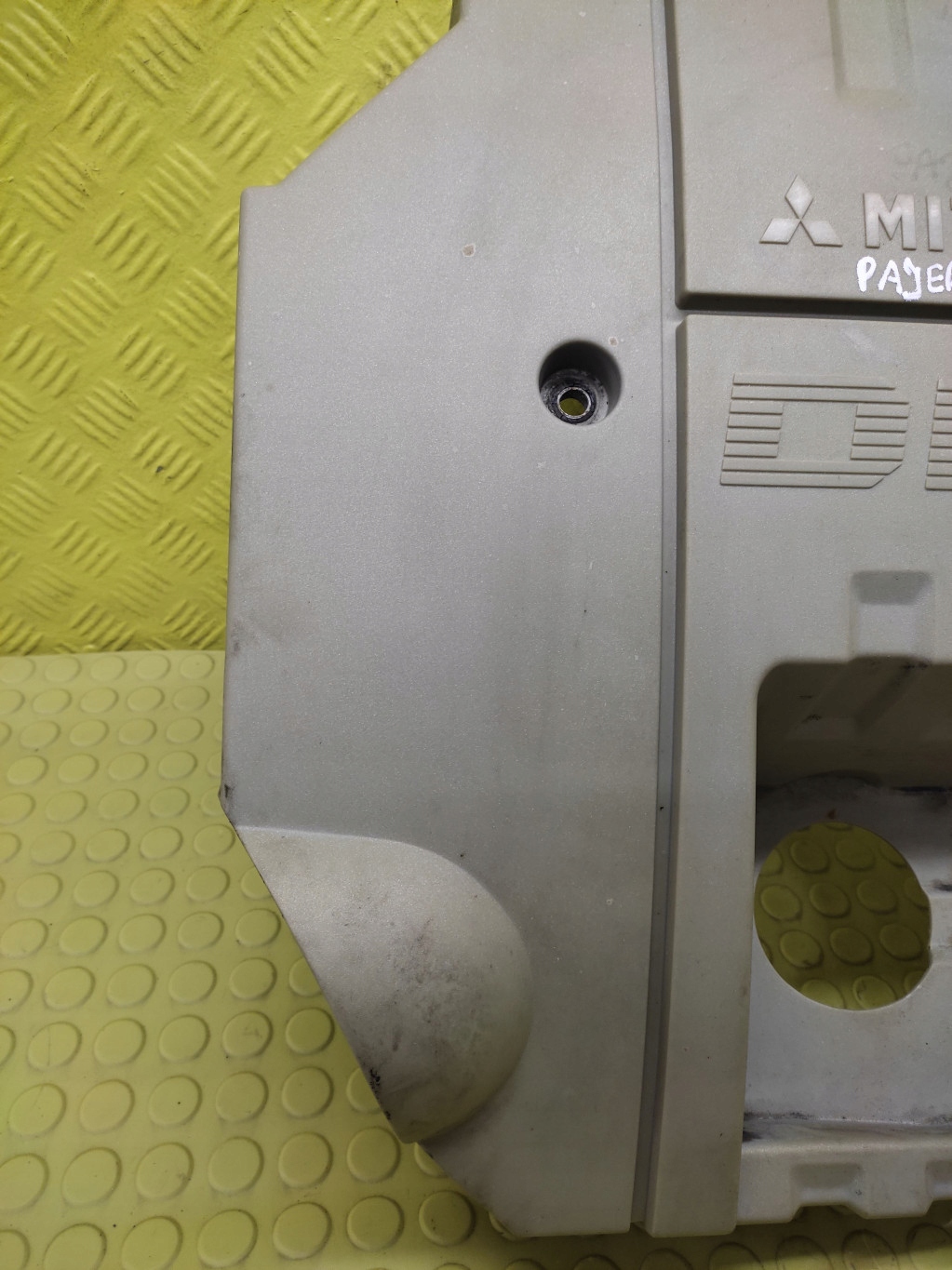 MITSUBISHI PAJERO 3 motor cover ME190559