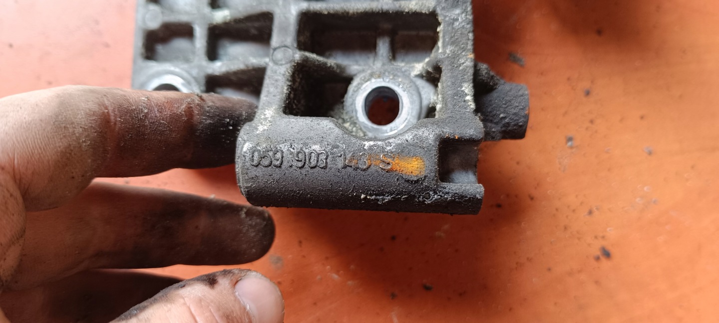 bracket alternator A4 B8 2.7 3.0 059903143S