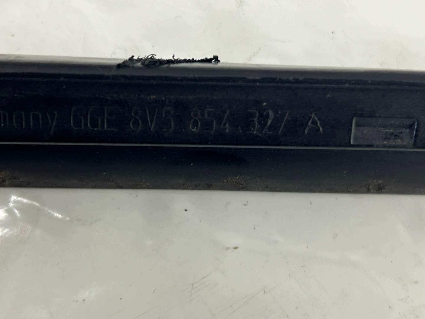 AUDI A3 sedan lišta prachova 8V5854327A tesnenie okná prednej