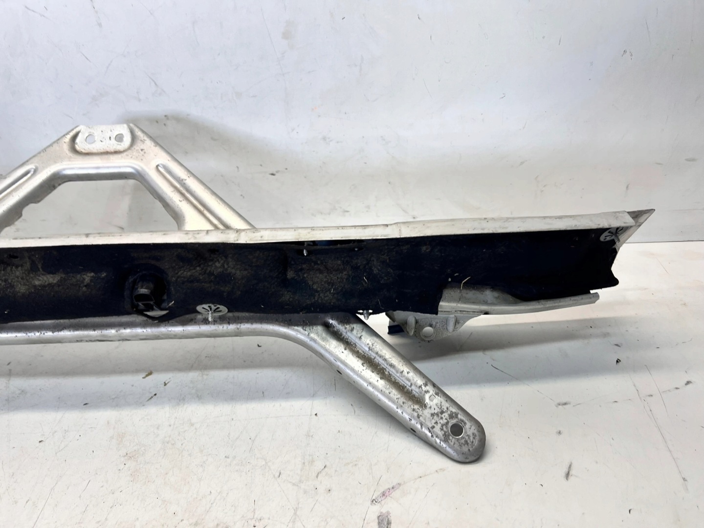 podpěra příčka AUDI Q7 4M 4M0805645B 4M0806391C