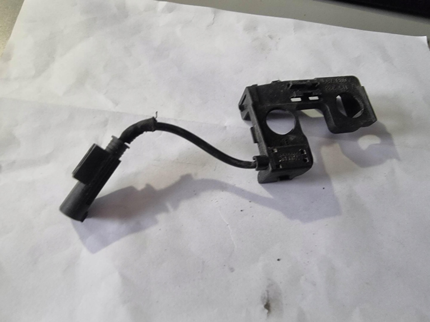 BMW E60 E61 E90 E81 X1 X3 -> bonnet latch lock of the engine