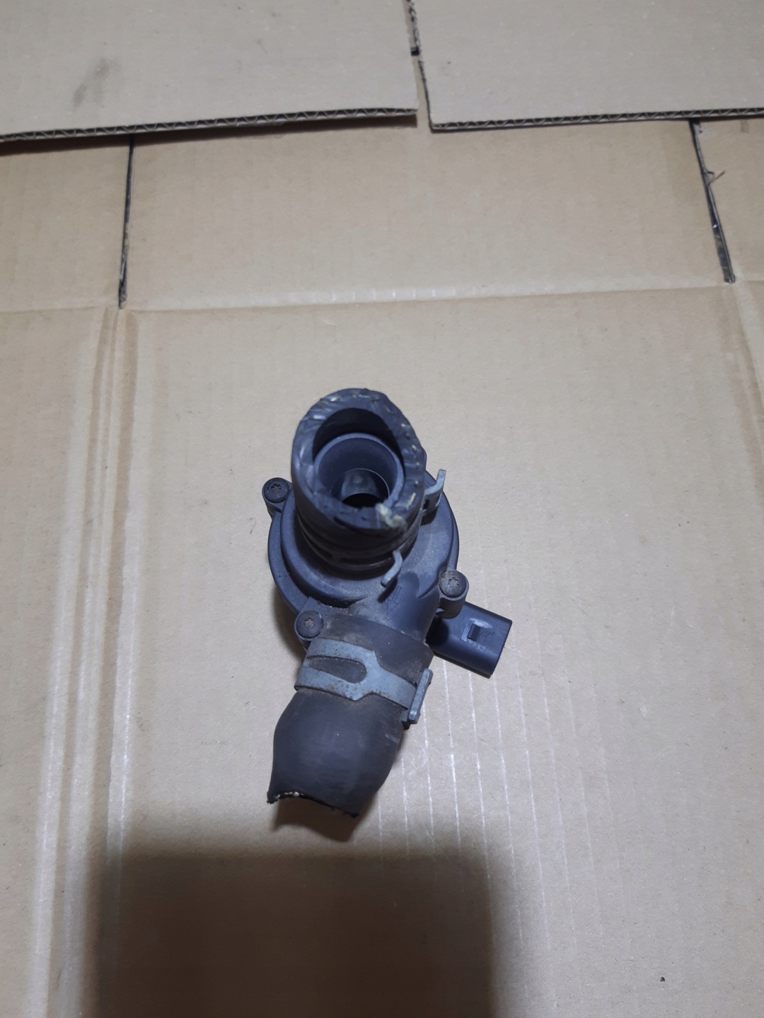 AUDI A4 B8 A5 8T dodatková pumpa pumpa vody 06H965561