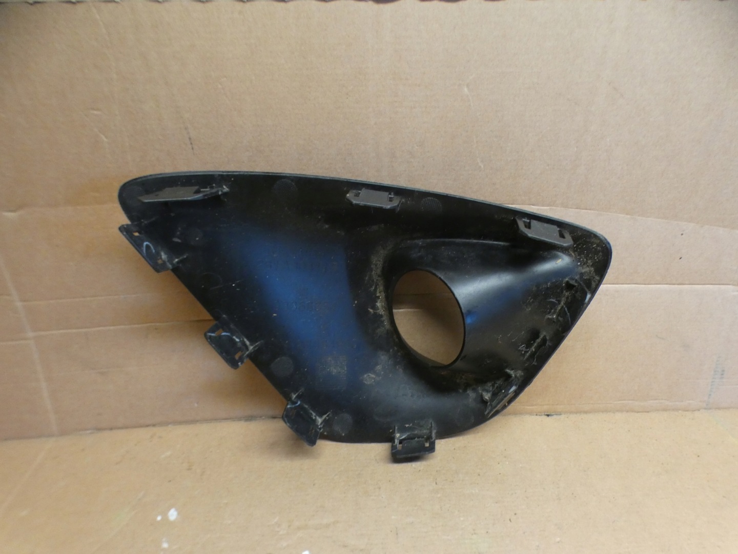 grid of a bumper Opel Vivaro B Trafic III left front 261A30411R
