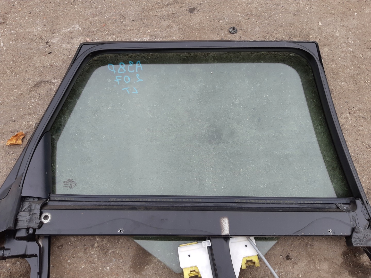 AUDI A3 8P 5D RAMA window side door left rear part