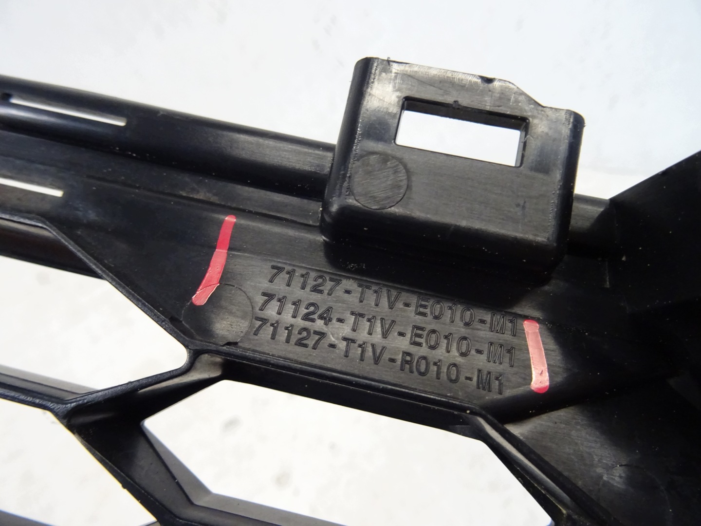 grid of a bumper front front HONDA CRV IV 71127-T1V