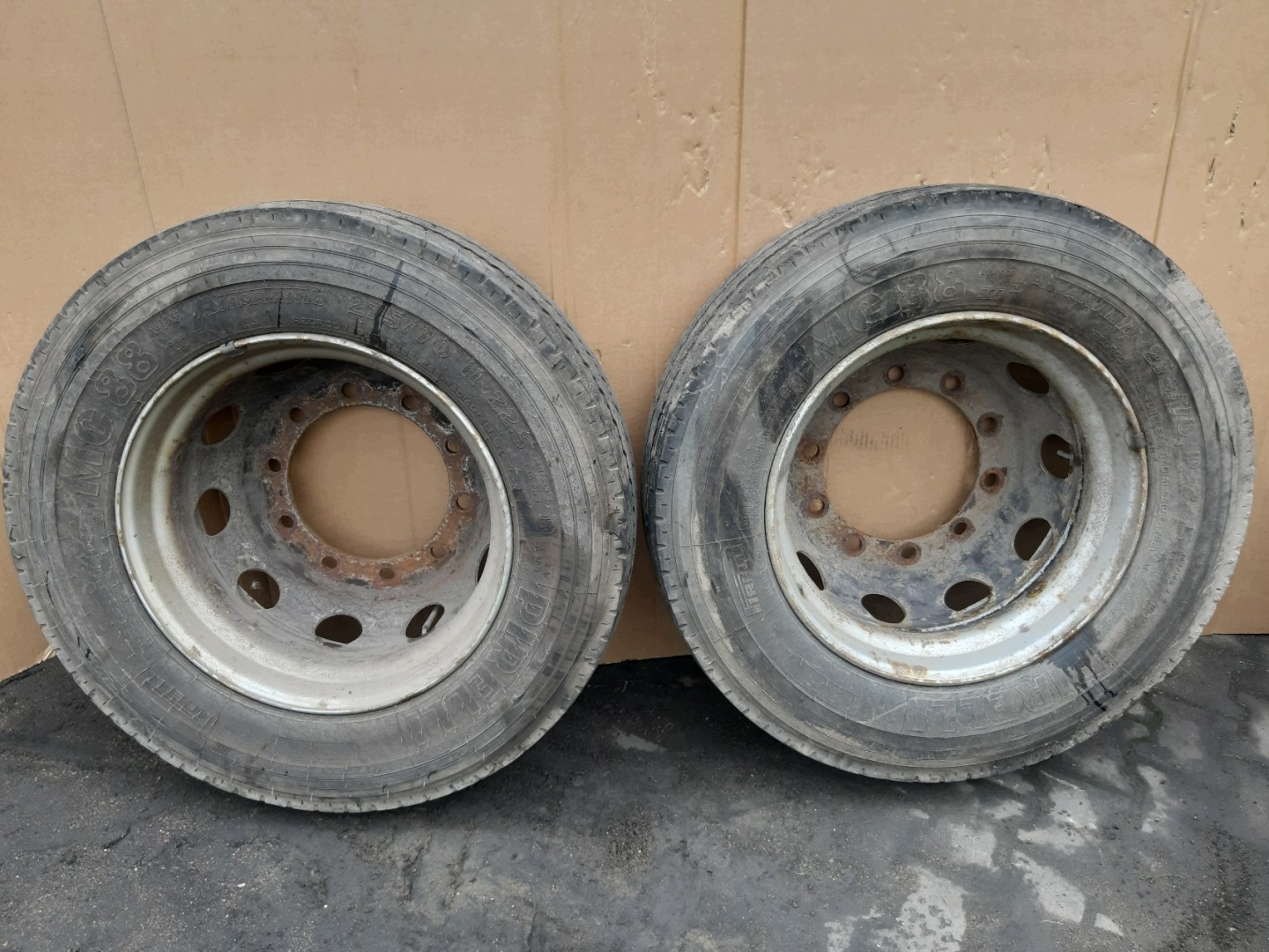 wheels tyres CIEZAROWE 2x PIRELLI MC88 275/70 R22.5