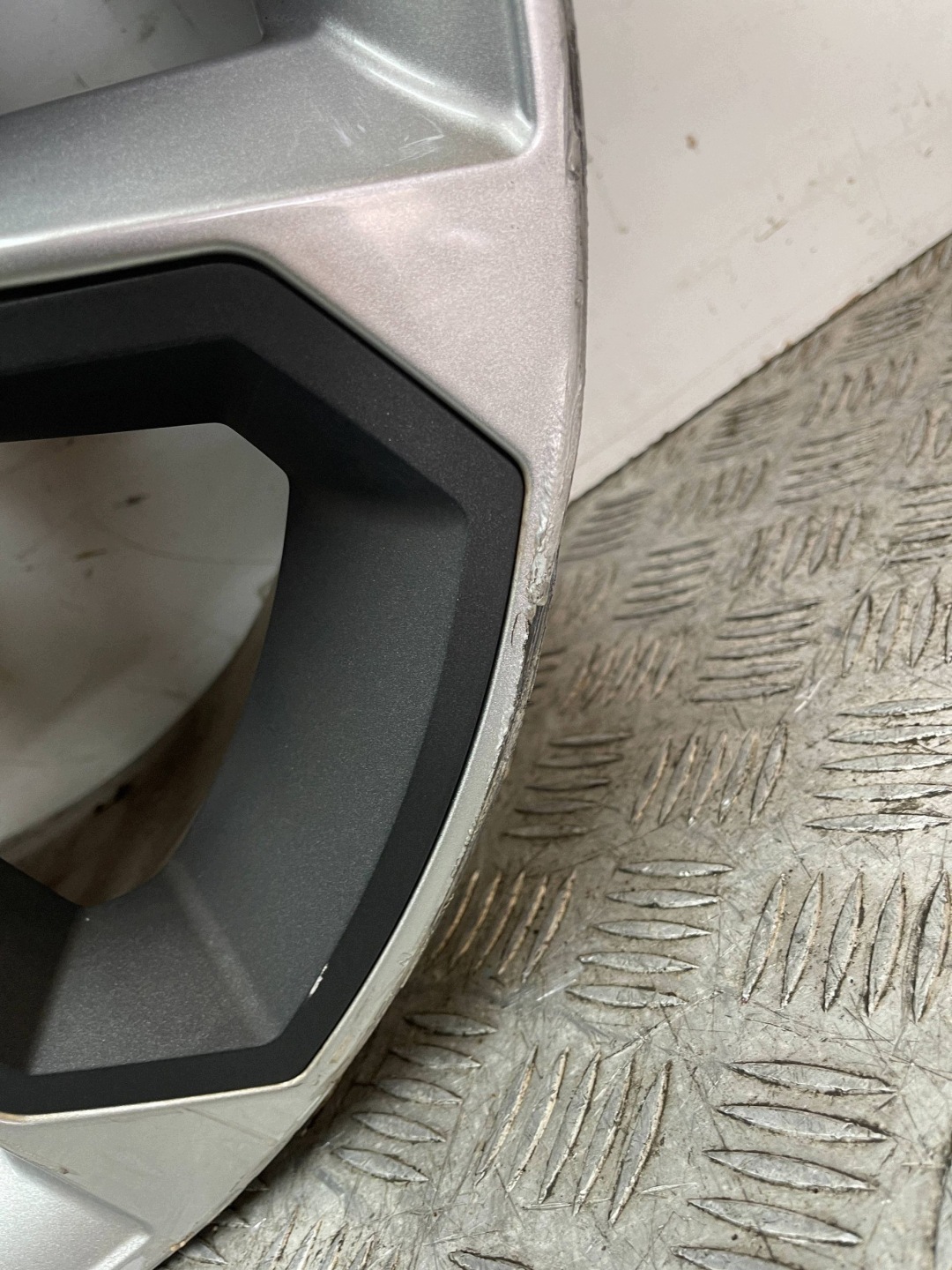 disk hliníkový AUDI A4 S4 B9 8W9601025R 8J X 19 ET32