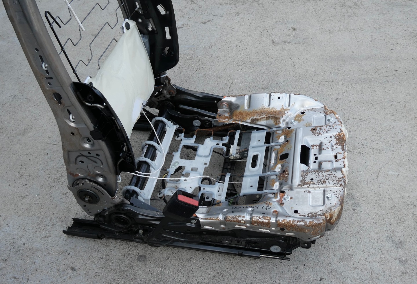držiak sedačka ľavý šoférov LAND ROVER DISCOVERY SPORT L550 EUROPA