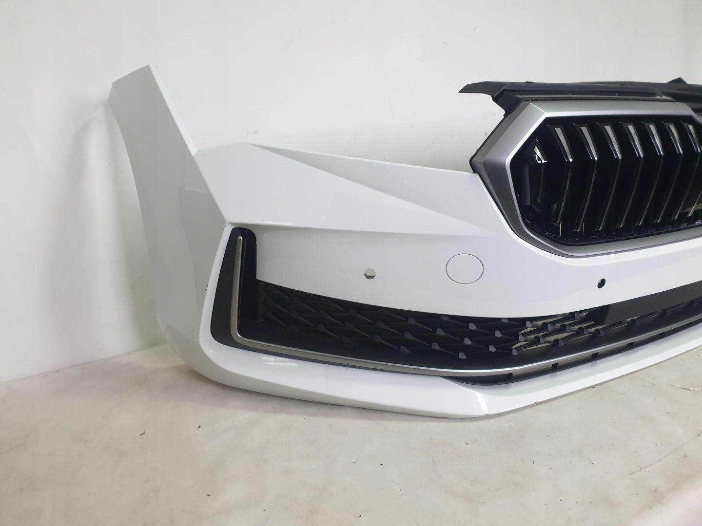 SKODA SUPERB IV 3P0 23-> bumper front front 4 x PDC cover 3P0807221