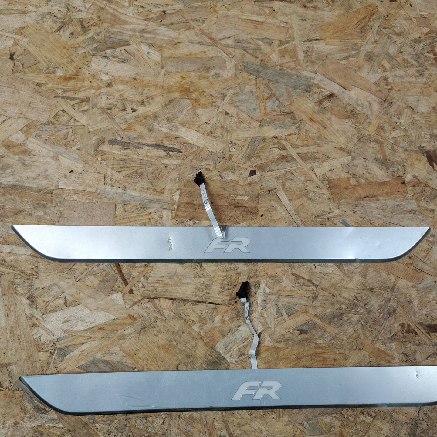 cap threshold door przednich Komplet Seat Leon IV 5FA947417D