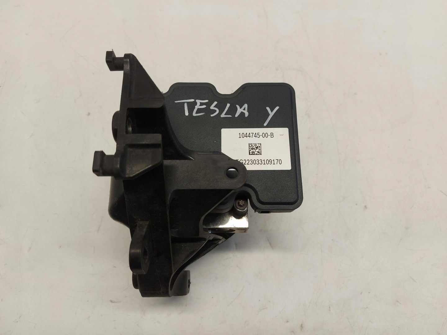 TESLA MODEL Y 2022 pump module control unit abs abs-u 1044745-00-b