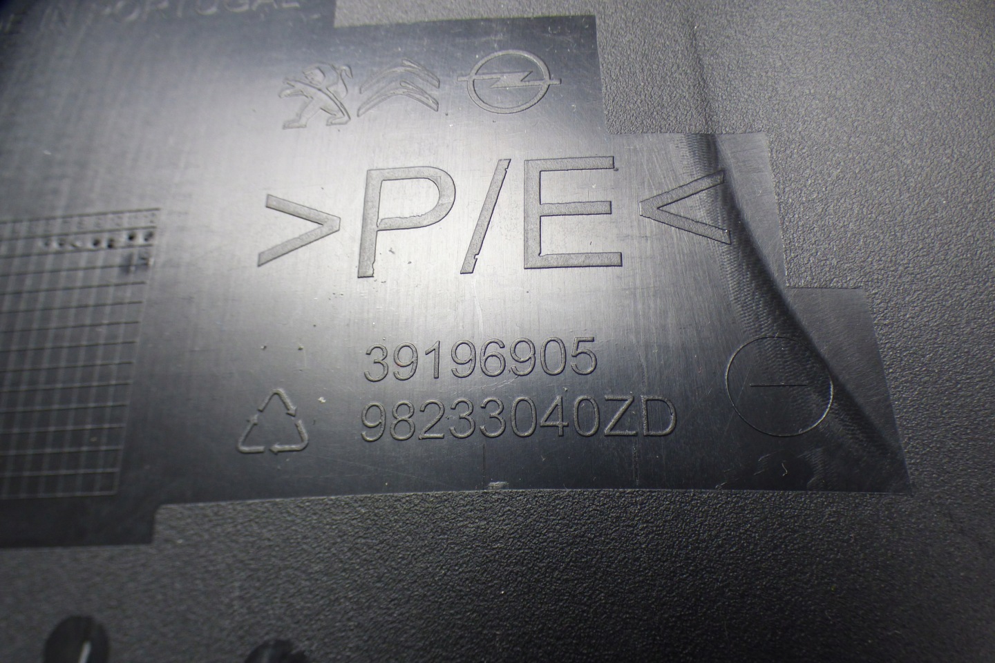 kryt PRAHU levá pravá 39196905 39196906 OPEL CORSA F