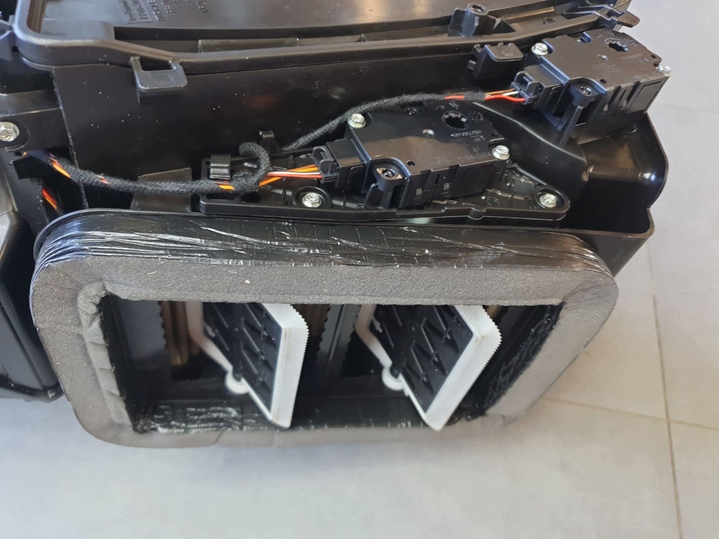 Audi Q6 e-tron poklopač kutija ventilacije 85B820005F