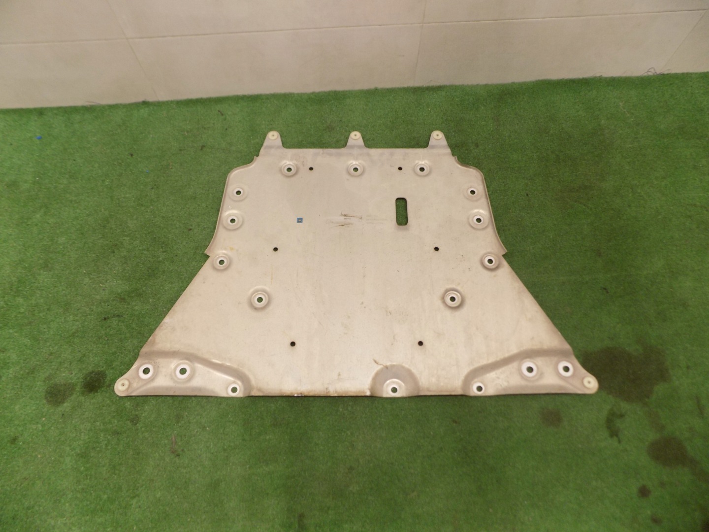 BMW iX I20 floor cover below engine 6894792
