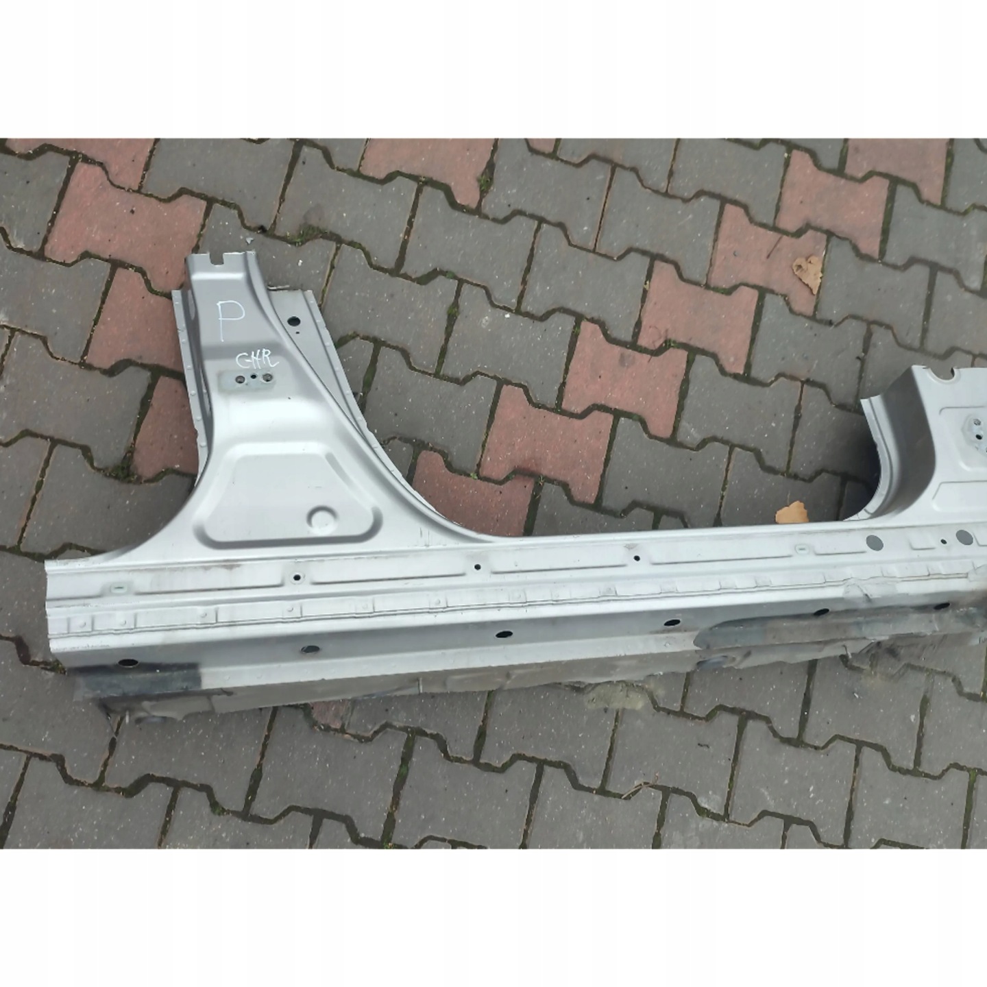 Toyota C-HR and 2019 right side threshold