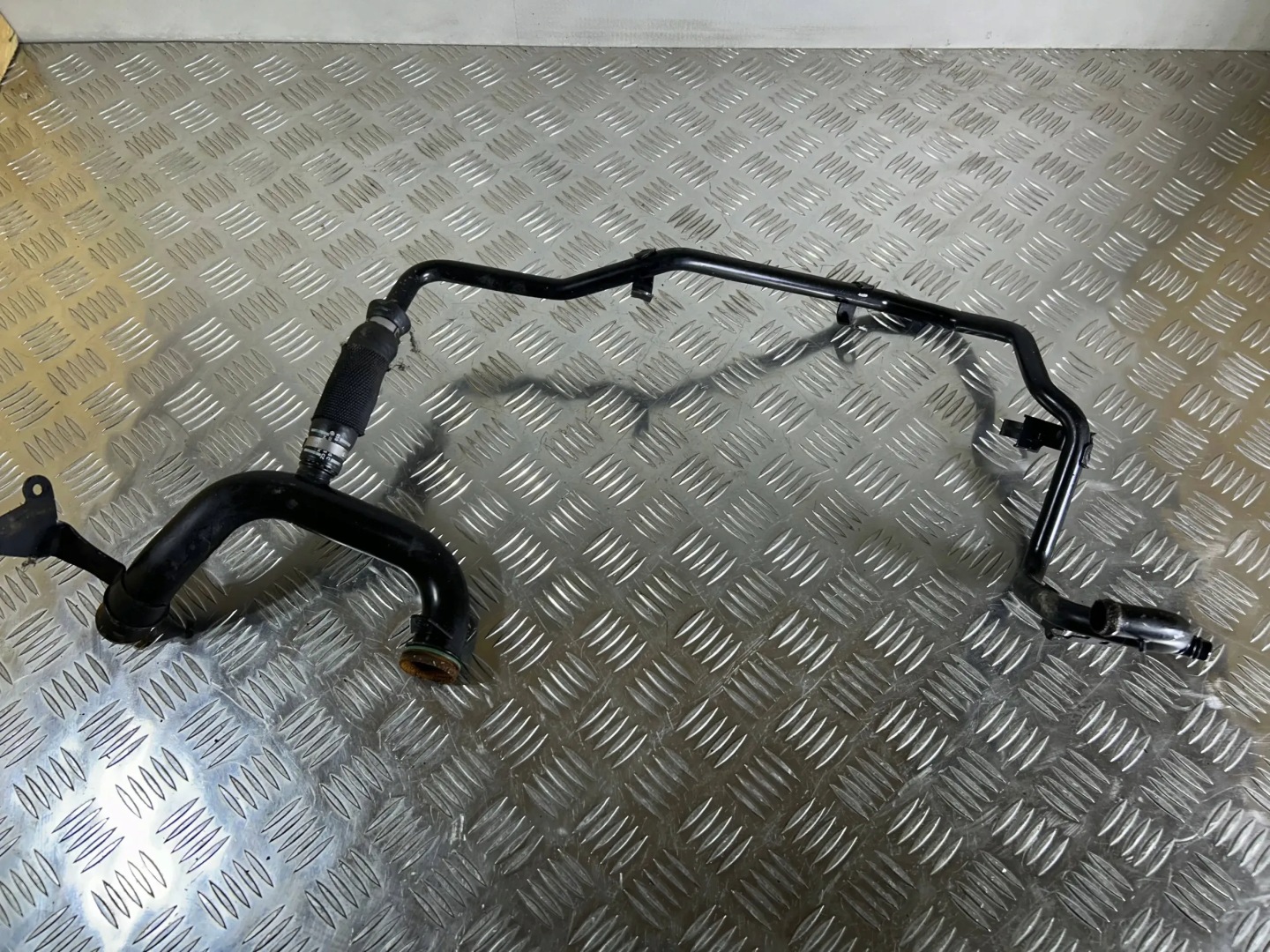 vedení chladiče vody Audi Q7 4L 2008 059121507L