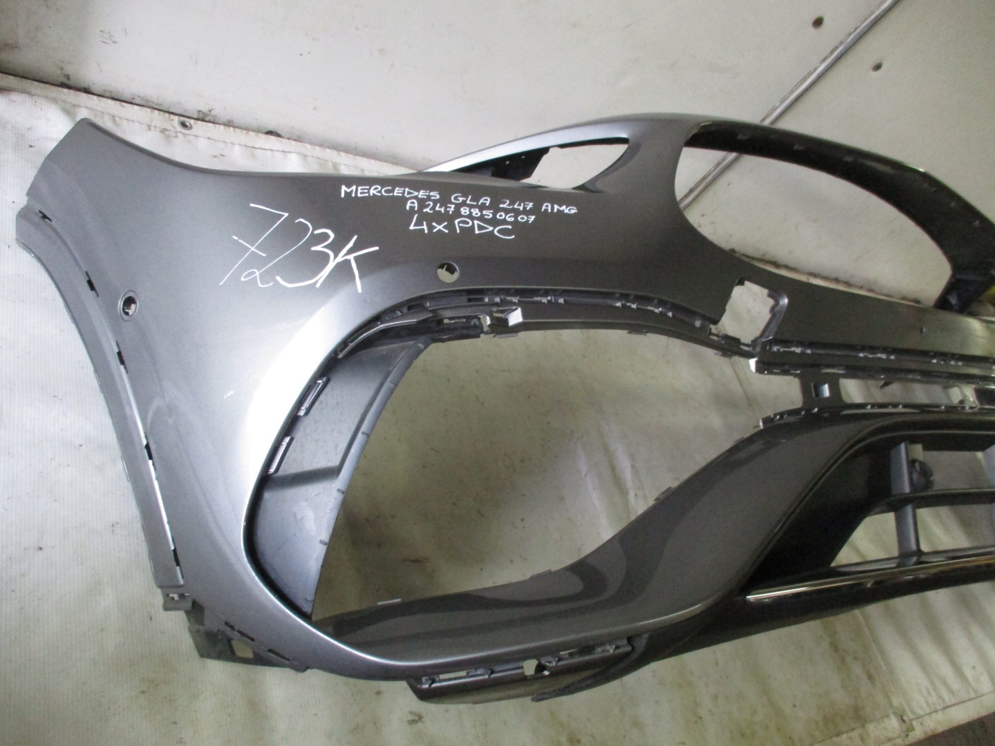bumper front front Mercedes GLA 247 AMG A2478850607 4 x PDC