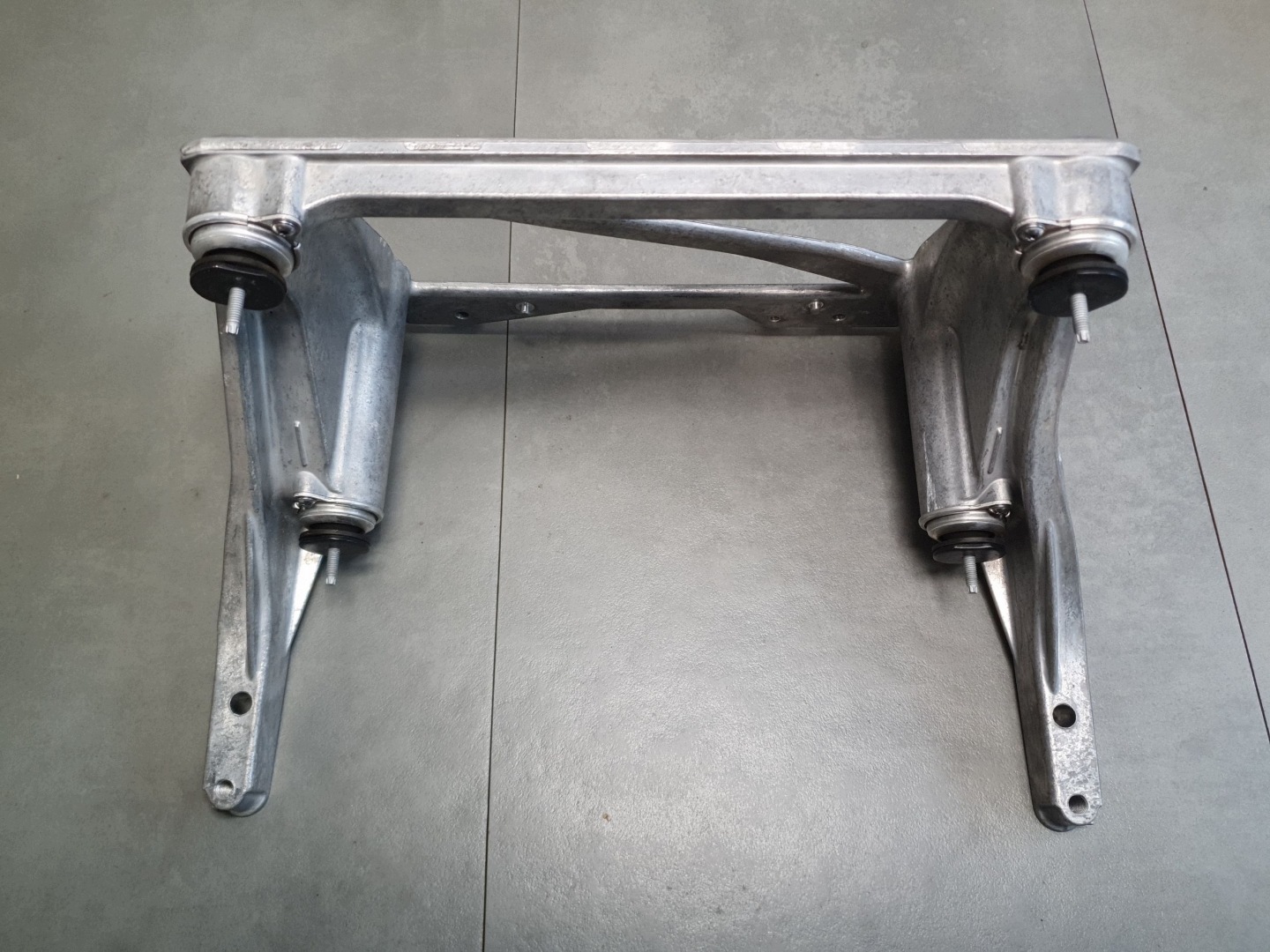 Audi SQ6 e-tron stütze sprezarki klimaanlage 95C816087C