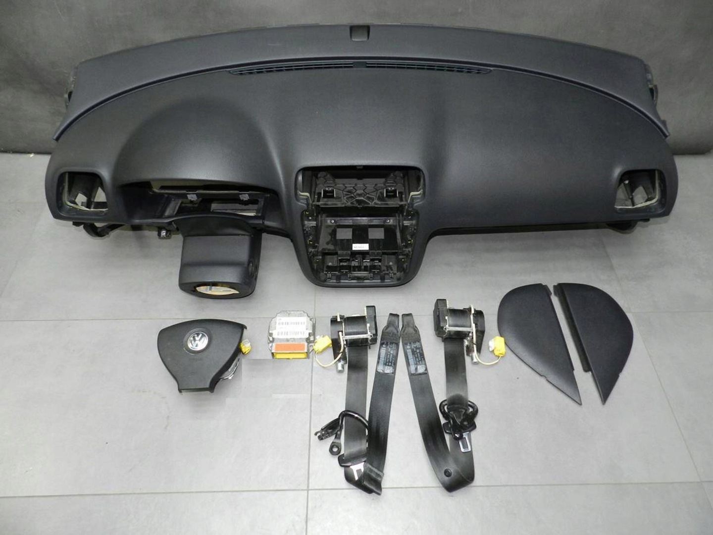 VW Eos dashboard cockpit airbags tension belts