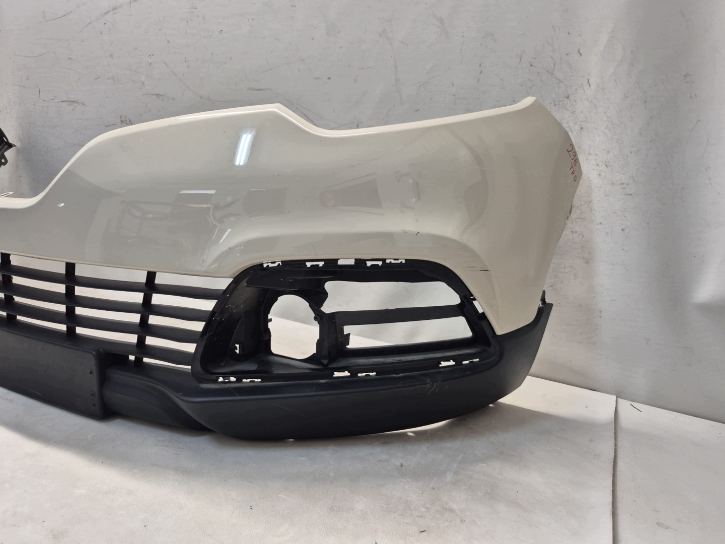 RENAULT CAPTUR and 13- bumper front front grid 620842933R B.LADNY
