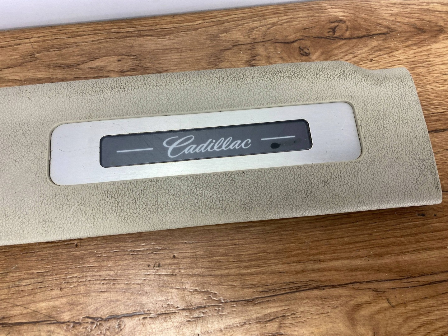 cover of the threshold cap Cadillac Escalade IV 2015+