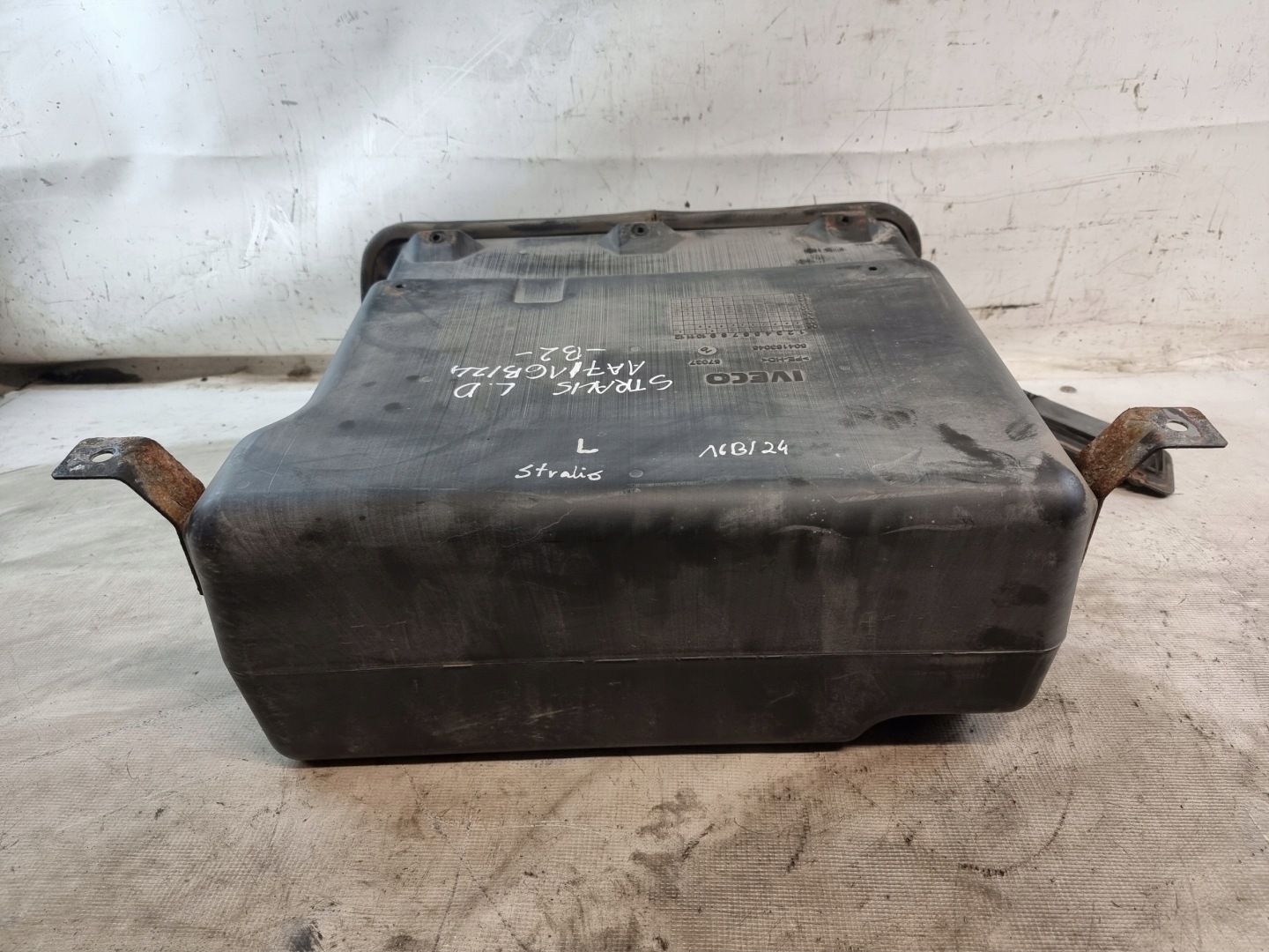 passenger compartment cabs left lower OE 504183045 IVECO STRALIS 450 E5 07r
