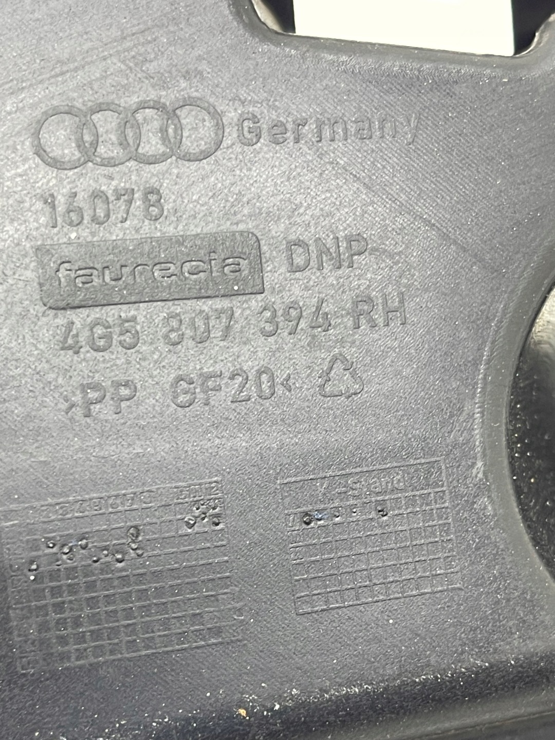 AUDI A6 C7 Berline Support Support plaque Pare choc Droite Arrière Original