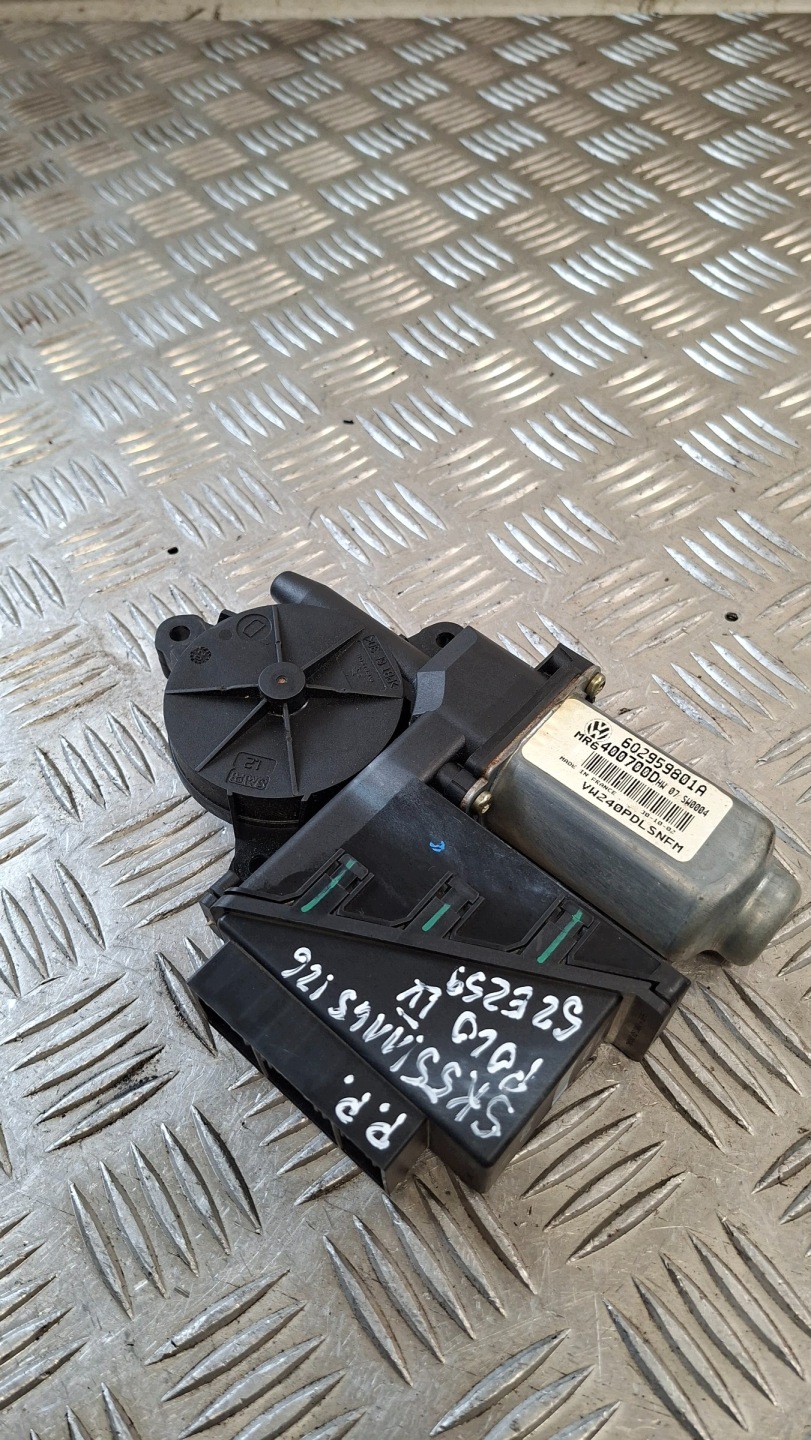 moteur vitres droite avant VW POLO IV
