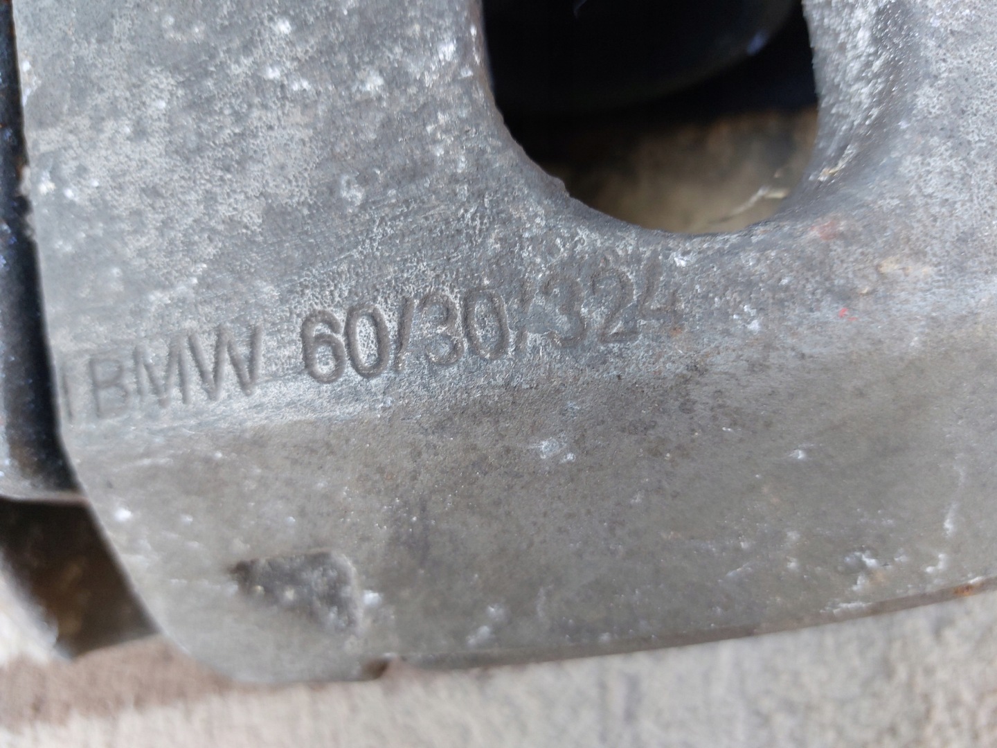 strmeň Brzdový pravý predok BMW E60 E61 324MM