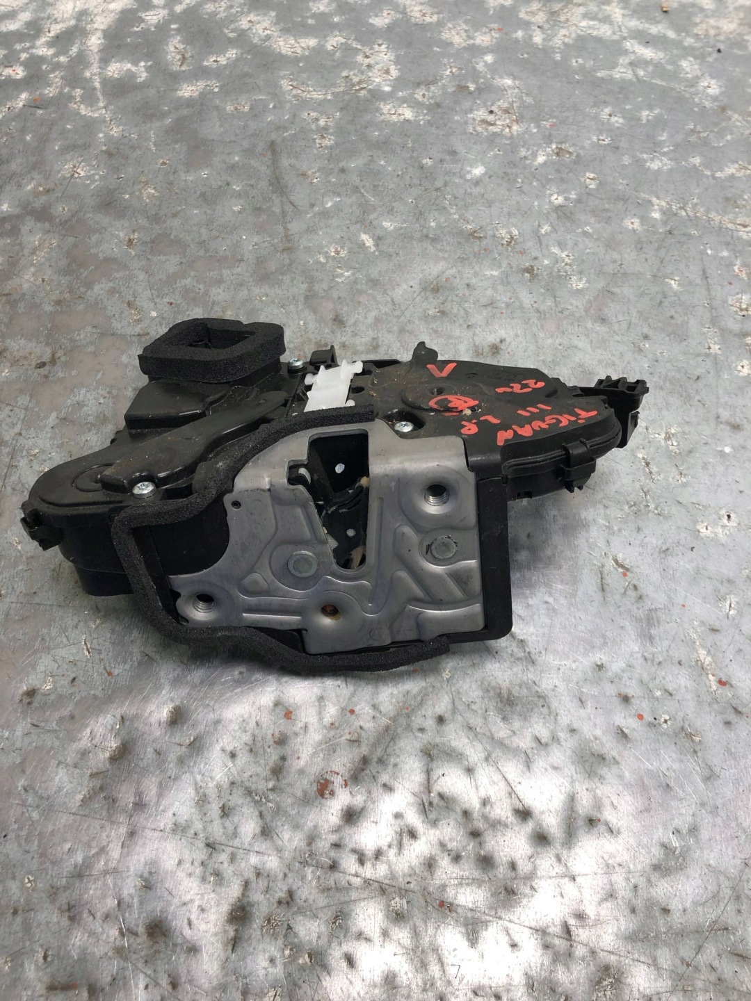 lock door left front VW TIGUAN III 571837015
