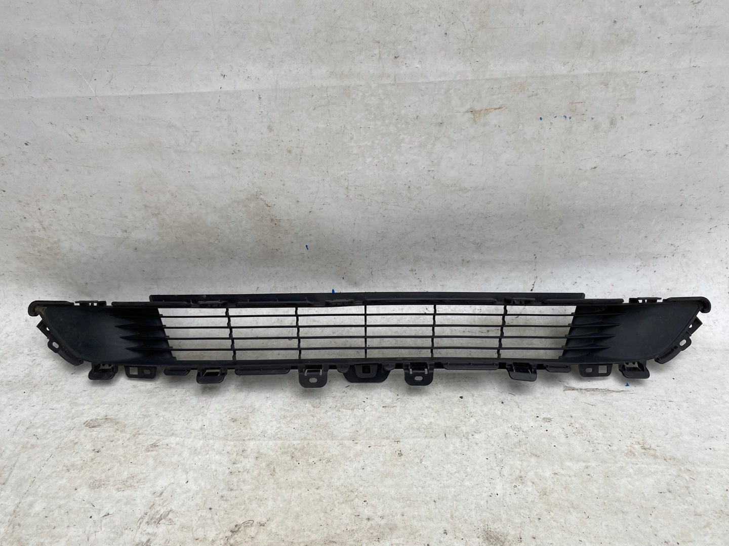 TESLA MODEL Y 20- grid grille central of a bumper front 1493759-00-A