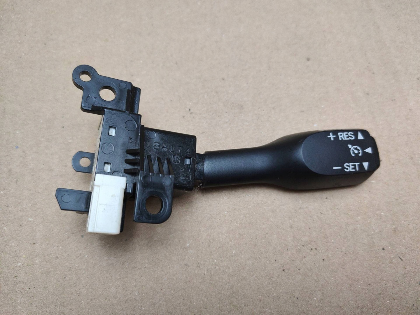 switch tempomatu Toyota Prius 3 facelift 2011 18A174