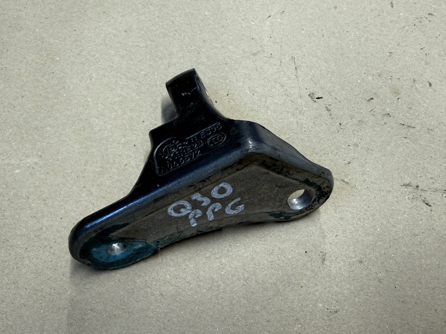 INFINITI Q30 hinge door right front GORA A046572