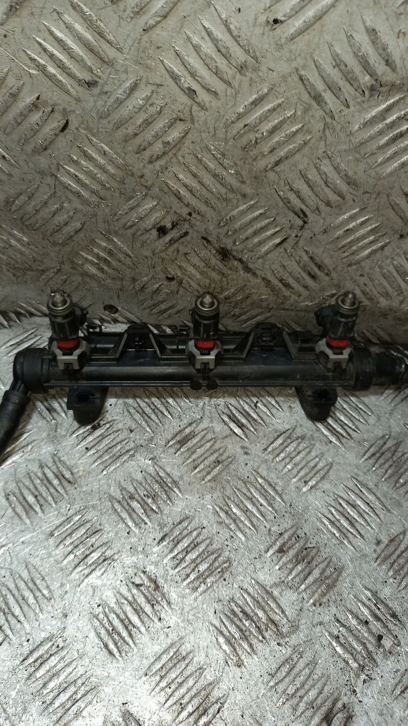 Rampe injection VOLKSWAGEN POLO 4 03E133320A