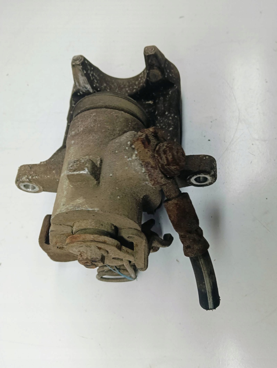 třmen brzdový pravý záď Audi A4 B6 2.0 20V 01r