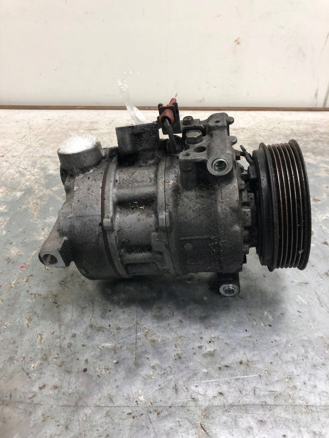 compressor compressor; of the air conditioning AUDI A4 B8 LIFT 8T0260805F
