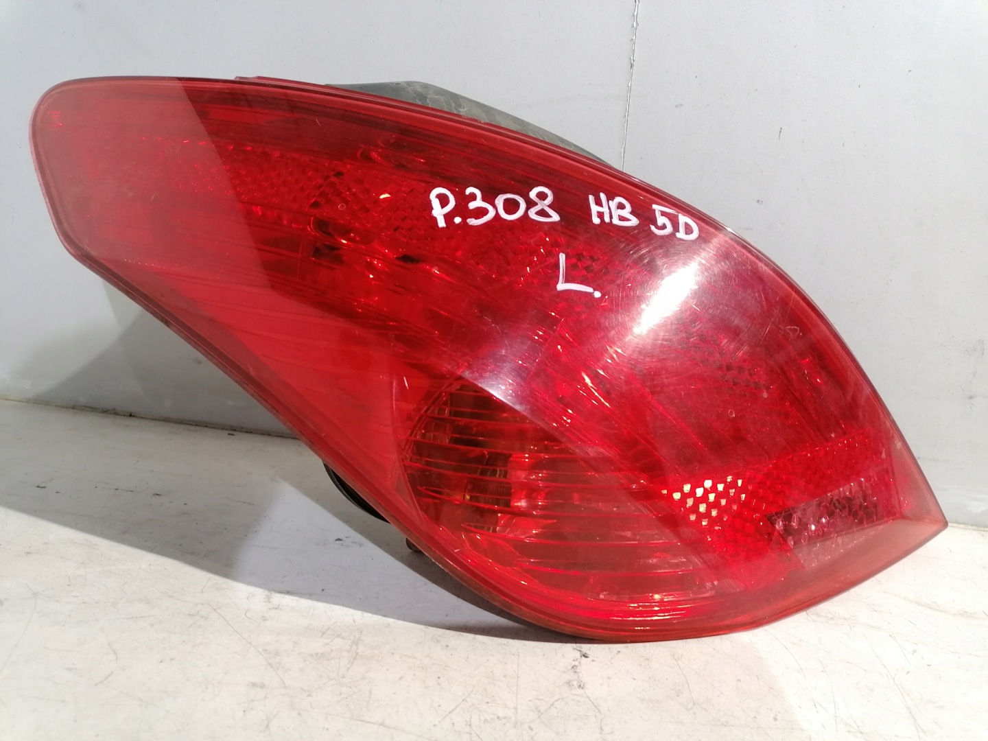 Peugeot 308 and HB light left rear part rear
