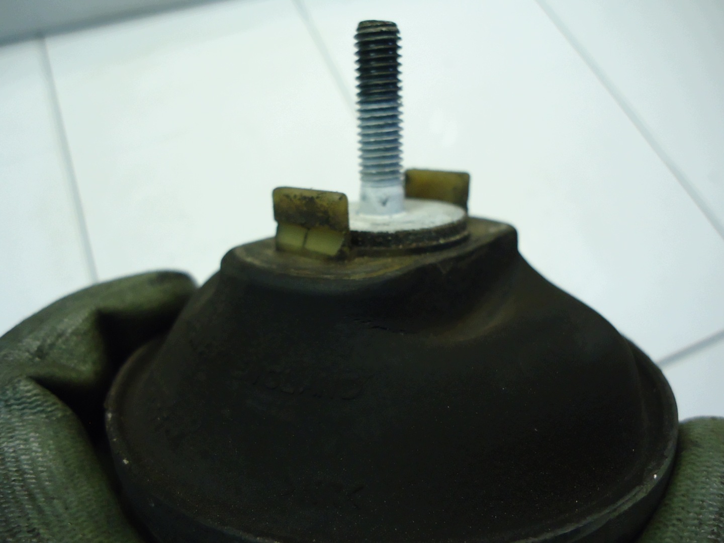 AUDI A4 B7 2.0TFSI BWE motorlager 8E01199379AA