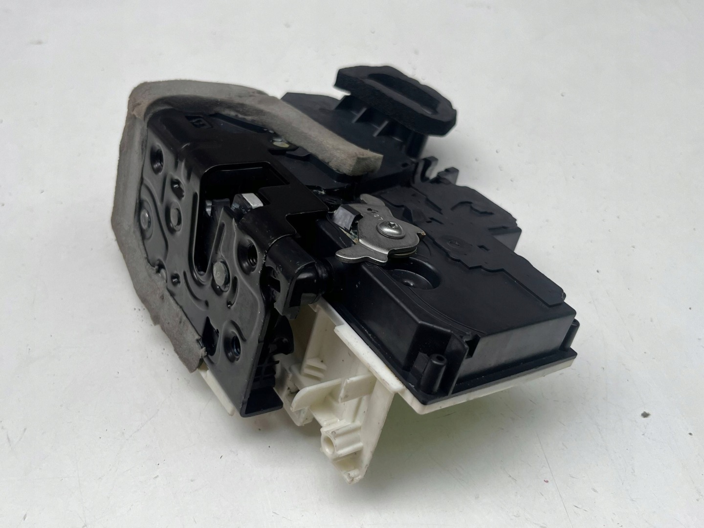 AUDI A6 A7 Q8 lock door left rear part 4K0839015Q @M