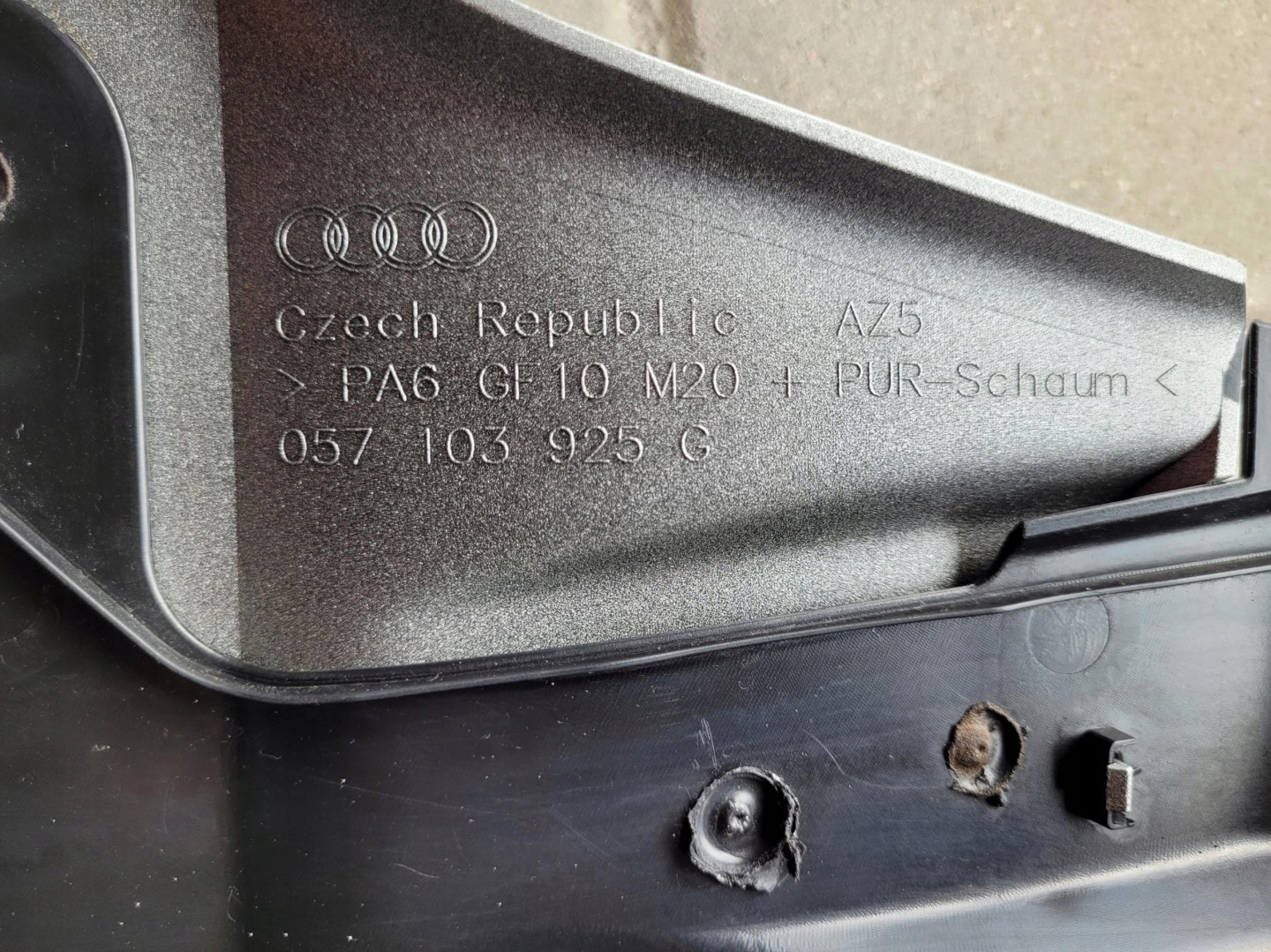 fedél motorfedél 057103925G AUDI A8 D4 4.2 TDI