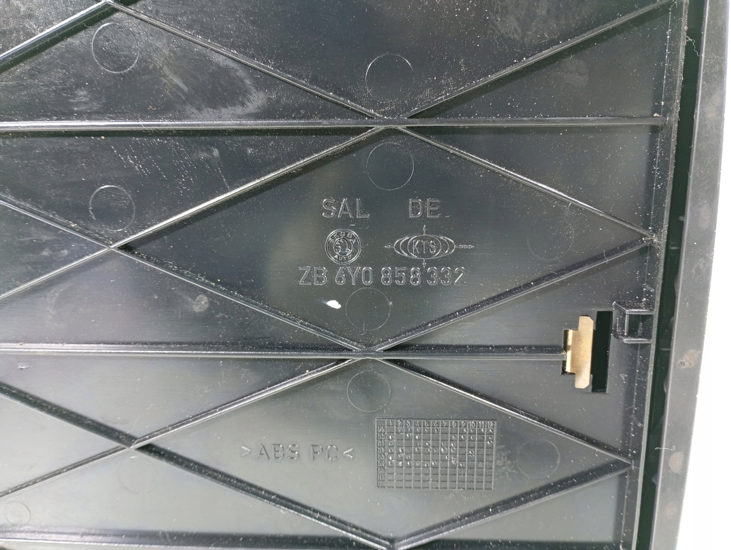 Skoda Fabia 1 and 99-08 passenger compartment OE 6Y0858332