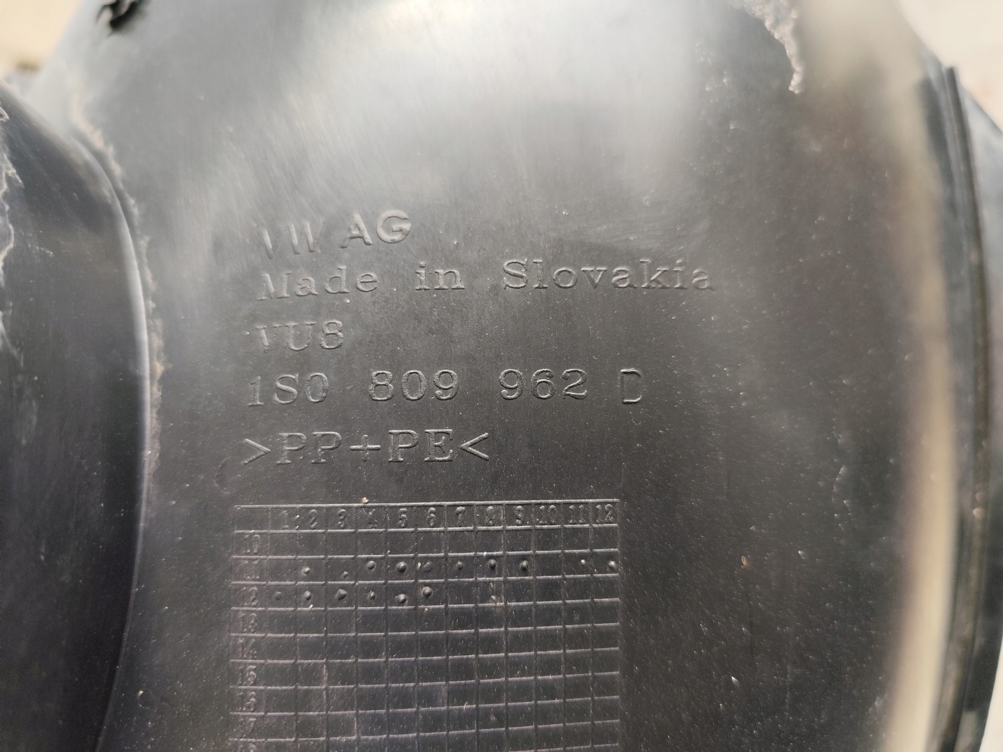 VOLKSWAGEN UP 5D 2012 mudguard front right
