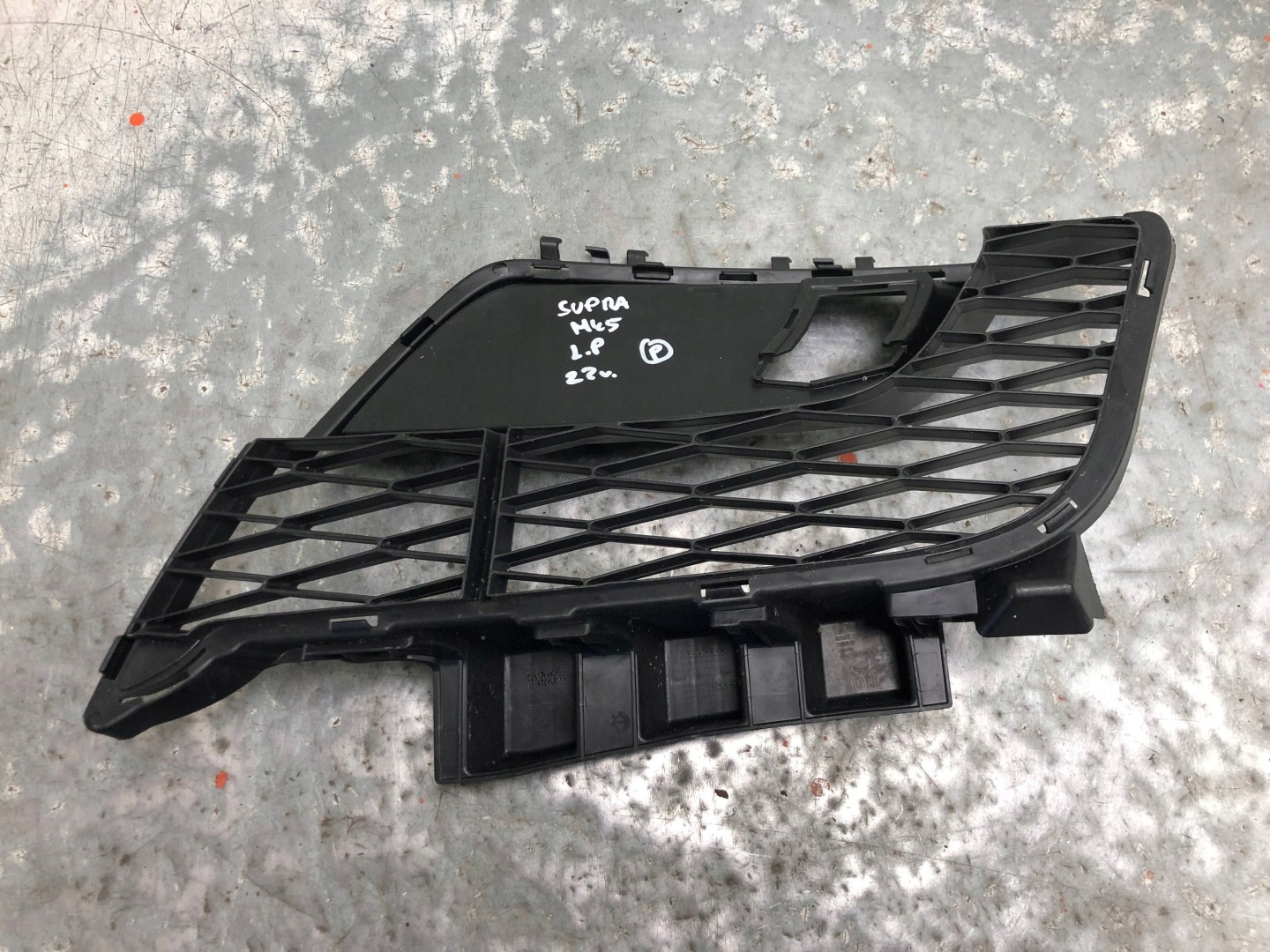 grid of a bumper left front TOYOTA SUPRA MK5 A90 8811317
