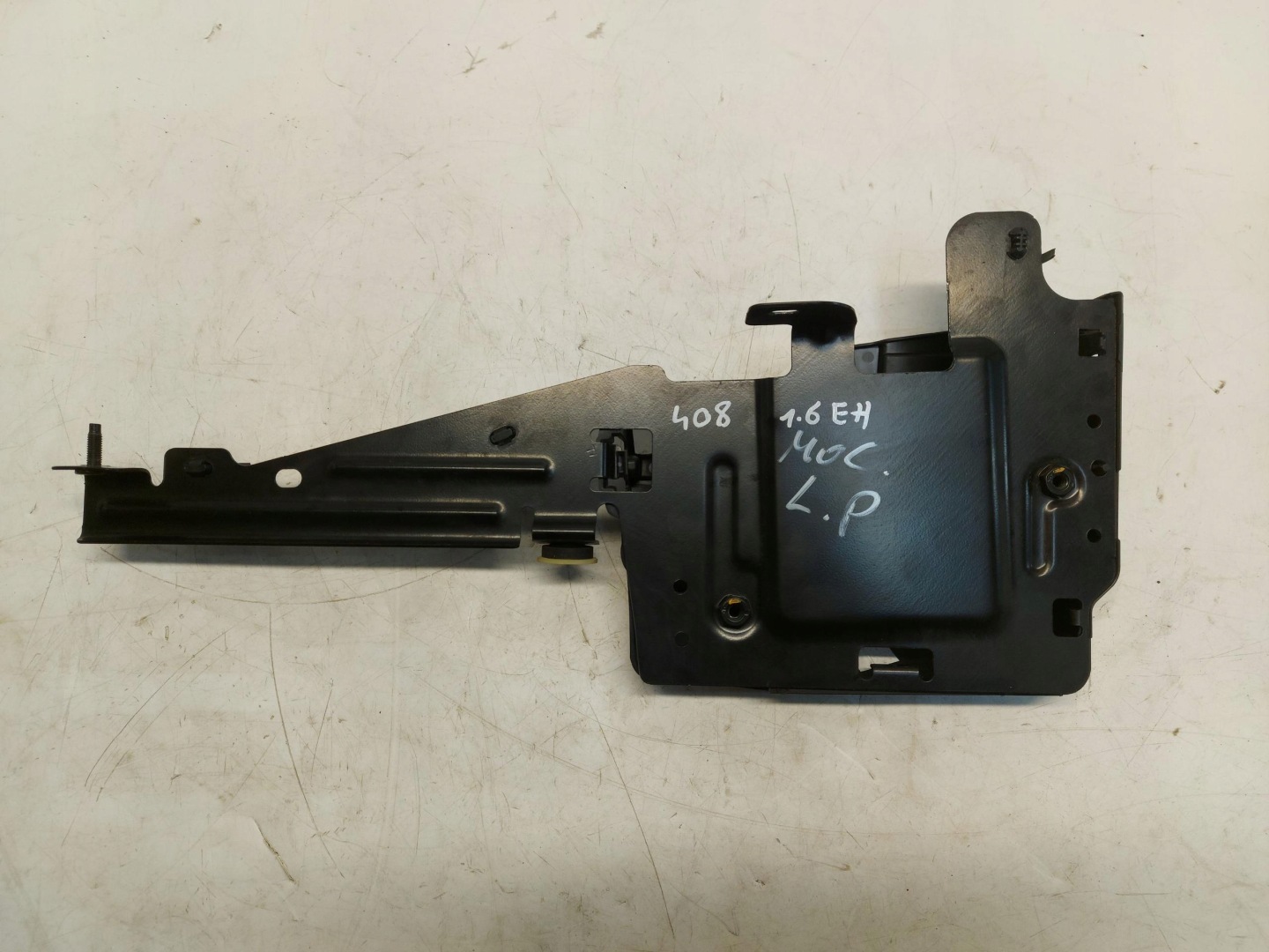 Peugeot 408 GT P54 holder bracket left front 985025480