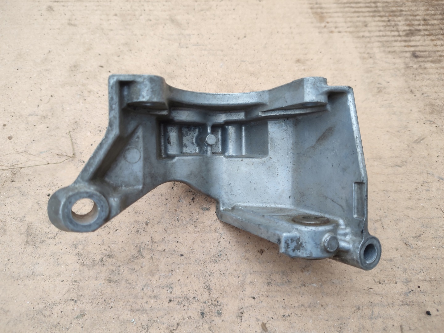 Support Support plaque POMPY Direction assistée AUDI A6 C6 2.4 FSI 3.2 FSI 06E145393B