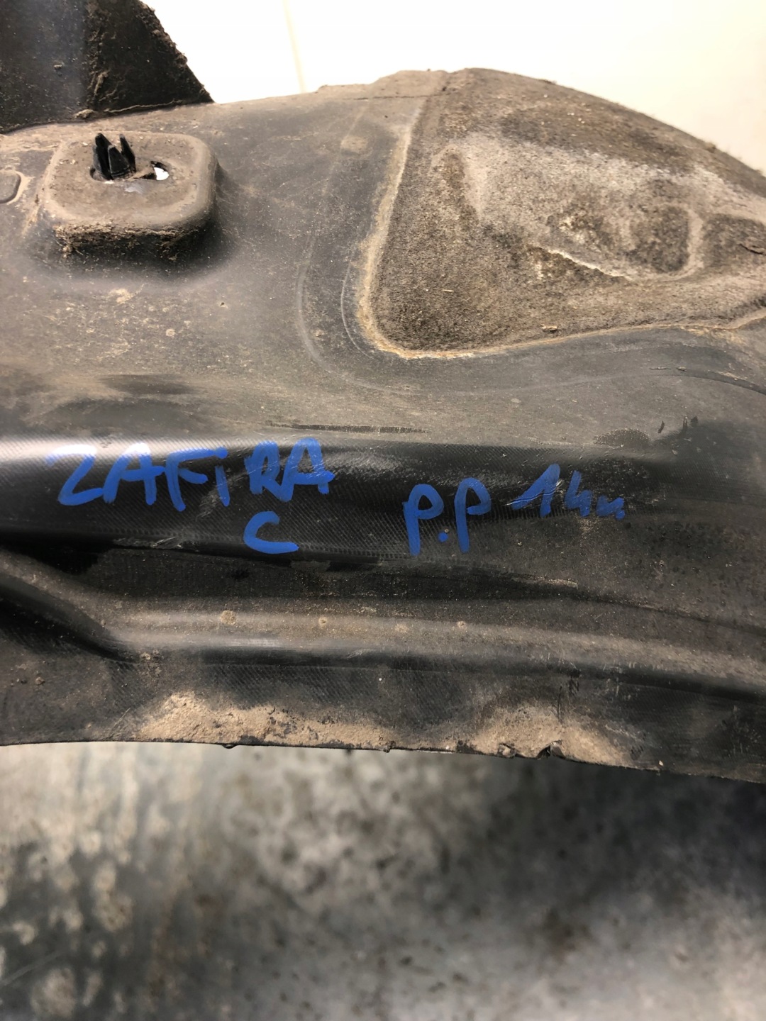 mudguard right front OPEL ZAFIRA C 13301576