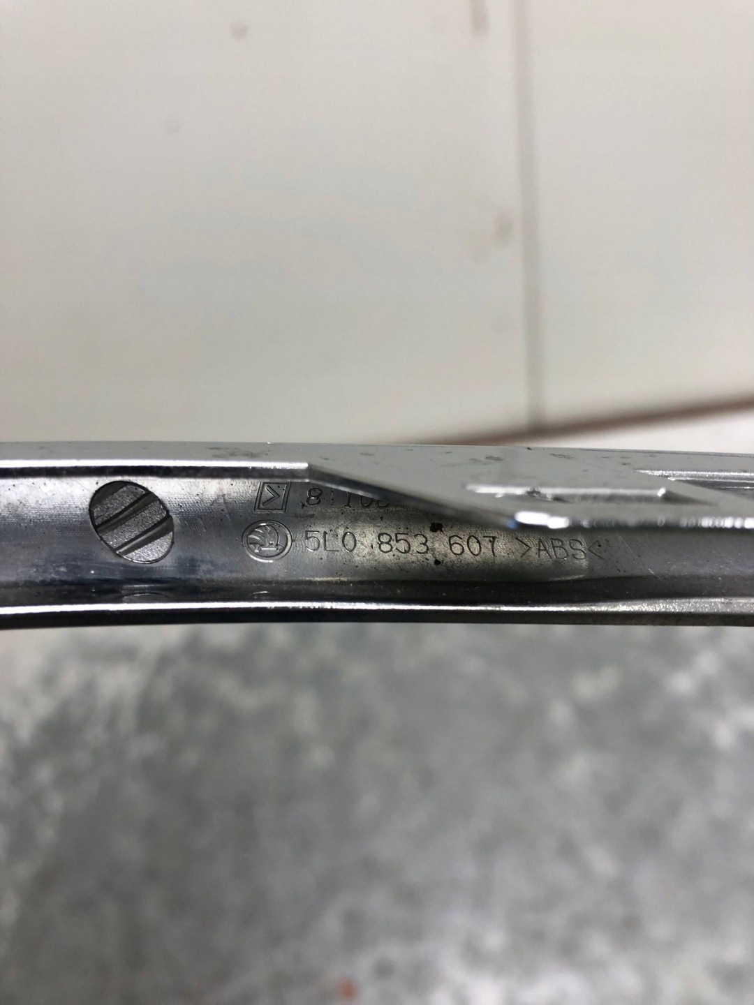 frame CHROM GRILLA SKODA YETI 5L0853607