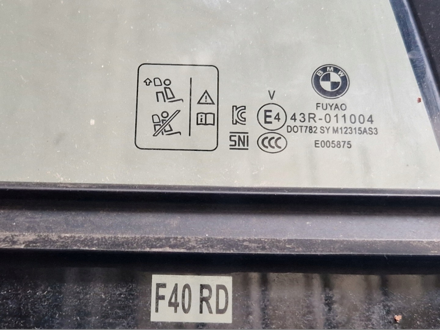 BMW 1 F40 window door PRAWYCH rear part TROJAT